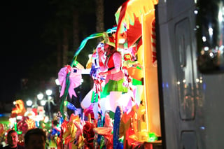 Cientos de duranguenses se reunieron en el Centro de la ciudad para apreciar el desfile navideño.