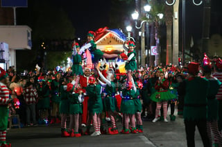 Cientos de duranguenses se reunieron en el Centro de la ciudad para apreciar el desfile navideño.