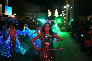 Cientos de duranguenses se reunieron en el Centro de la ciudad para apreciar el desfile navideño.