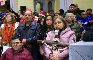 Cientos de duranguenses se congregaron en el Santuario de Nuestra Señora de Guadalupe para las tradicionales mañanitas a la Virgen de Guadalupe