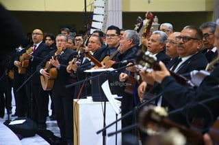 Cientos de duranguenses se congregaron en el Santuario de Nuestra Señora de Guadalupe para las tradicionales mañanitas a la Virgen de Guadalupe