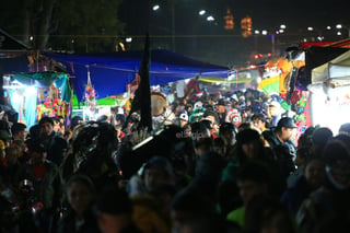 Cientos de duranguenses se congregaron en el Santuario de Nuestra Señora de Guadalupe para las tradicionales mañanitas a la Virgen de Guadalupe