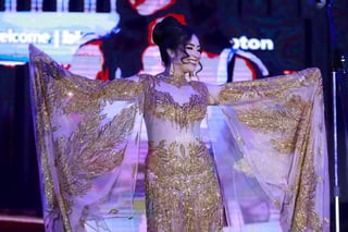La acompañarán Alexandra Reyes y Korayma Díaz, ambas de Poanas, como princesa real y princesa, en los eventos conmemorativos del 462 aniversario de la fundación de la ciudad de Durango. La acompañarán Alexandra Reyes y Korayma Díaz, ambas de Poanas, como princesa real y princesa, en los eventos conmemorativos del 462 aniversario de la fundación de la ciudad de Durango.