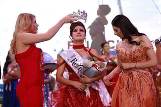 La acompañarán Alexandra Reyes y Korayma Díaz, ambas de Poanas, como princesa real y princesa, en los eventos conmemorativos del 462 aniversario de la fundación de la ciudad de Durango. La acompañarán Alexandra Reyes y Korayma Díaz, ambas de Poanas, como princesa real y princesa, en los eventos conmemorativos del 462 aniversario de la fundación de la ciudad de Durango.