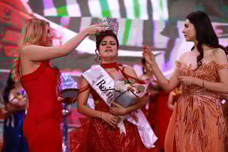 La acompañarán Alexandra Reyes y Korayma Díaz, ambas de Poanas, como princesa real y princesa, en los eventos conmemorativos del 462 aniversario de la fundación de la ciudad de Durango. La acompañarán Alexandra Reyes y Korayma Díaz, ambas de Poanas, como princesa real y princesa, en los eventos conmemorativos del 462 aniversario de la fundación de la ciudad de Durango.