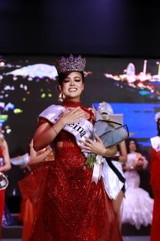 La acompañarán Alexandra Reyes y Korayma Díaz, ambas de Poanas, como princesa real y princesa, en los eventos conmemorativos del 462 aniversario de la fundación de la ciudad de Durango. La acompañarán Alexandra Reyes y Korayma Díaz, ambas de Poanas, como princesa real y princesa, en los eventos conmemorativos del 462 aniversario de la fundación de la ciudad de Durango.
