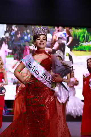 La acompañarán Alexandra Reyes y Korayma Díaz, ambas de Poanas, como princesa real y princesa, en los eventos conmemorativos del 462 aniversario de la fundación de la ciudad de Durango. La acompañarán Alexandra Reyes y Korayma Díaz, ambas de Poanas, como princesa real y princesa, en los eventos conmemorativos del 462 aniversario de la fundación de la ciudad de Durango.