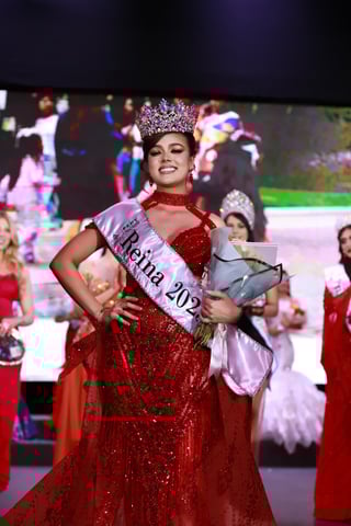 La acompañarán Alexandra Reyes y Korayma Díaz, ambas de Poanas, como princesa real y princesa, en los eventos conmemorativos del 462 aniversario de la fundación de la ciudad de Durango. La acompañarán Alexandra Reyes y Korayma Díaz, ambas de Poanas, como princesa real y princesa, en los eventos conmemorativos del 462 aniversario de la fundación de la ciudad de Durango.