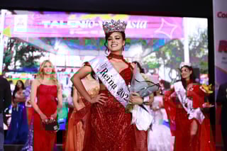 La acompañarán Alexandra Reyes y Korayma Díaz, ambas de Poanas, como princesa real y princesa, en los eventos conmemorativos del 462 aniversario de la fundación de la ciudad de Durango. La acompañarán Alexandra Reyes y Korayma Díaz, ambas de Poanas, como princesa real y princesa, en los eventos conmemorativos del 462 aniversario de la fundación de la ciudad de Durango.