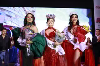 La acompañarán Alexandra Reyes y Korayma Díaz, ambas de Poanas, como princesa real y princesa, en los eventos conmemorativos del 462 aniversario de la fundación de la ciudad de Durango. La acompañarán Alexandra Reyes y Korayma Díaz, ambas de Poanas, como princesa real y princesa, en los eventos conmemorativos del 462 aniversario de la fundación de la ciudad de Durango.