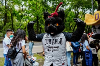 Mascotas de la LMB visitaron fotogalería con motivo del Centenario del circuito veraniego
