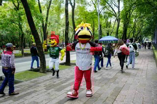 Mascotas de la LMB visitaron fotogalería con motivo del Centenario del circuito veraniego