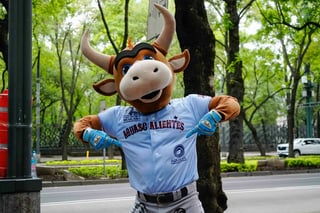 Mascotas de la LMB visitaron fotogalería con motivo del Centenario del circuito veraniego