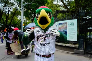 Mascotas de la LMB visitaron fotogalería con motivo del Centenario del circuito veraniego