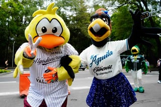 Mascotas de la LMB visitaron fotogalería con motivo del Centenario del circuito veraniego