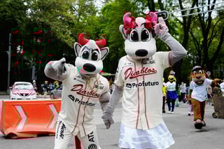 Mascotas de la LMB visitaron fotogalería con motivo del Centenario del circuito veraniego