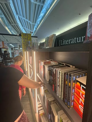 El espacio que ocupa la librería ya despierta la atención de lectores y curiosos que pasan por el centro comercial.