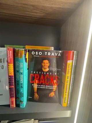 El espacio que ocupa la librería ya despierta la atención de lectores y curiosos que pasan por el centro comercial.