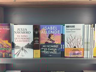 El espacio que ocupa la librería ya despierta la atención de lectores y curiosos que pasan por el centro comercial.