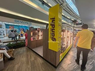 El espacio que ocupa la librería ya despierta la atención de lectores y curiosos que pasan por el centro comercial.