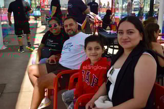 Familias y amigos se reunieron este domingo para disfrutar del segundo día del Torneo de Pádel de El Siglo de Durango by Playdoit.