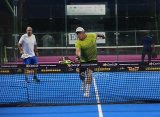 El Torneo de Pádel de El Siglo by Playdoit, confirma por qué es uno de los eventos deportivos más esperados en la ciudad de Durango; la intensidad y el nivel mostrado hasta el momento, augura una jornada de finales cargada de talento y estrategia, con el respaldo de una afición que ha respondido con entusiasmo.