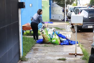 Realizan labores de limpieza en el fraccionamiento San Ángel, luego de las inundaciones por las fuertes lluvias registradas la tarde-noche de este sábado 6 de septiembre.