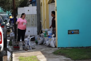 Realizan labores de limpieza en el fraccionamiento San Ángel, luego de las inundaciones por las fuertes lluvias registradas la tarde-noche de este sábado 6 de septiembre.