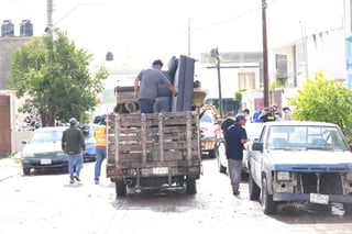 Realizan labores de limpieza en el fraccionamiento San Ángel, luego de las inundaciones por las fuertes lluvias registradas la tarde-noche de este sábado 6 de septiembre.