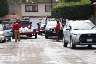 Realizan labores de limpieza en el fraccionamiento San Ángel, luego de las inundaciones por las fuertes lluvias registradas la tarde-noche de este sábado 6 de septiembre.