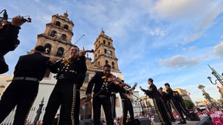 Durango se vistió de fiesta con el tradicional desfile de la XXI edición del Festival del Mariachi, su Charrería y Danza, que recorrió la avenida 20 de Noviembre y llenó de música, color y alegría el corazón de la ciudad.