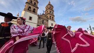 Durango se vistió de fiesta con el tradicional desfile de la XXI edición del Festival del Mariachi, su Charrería y Danza, que recorrió la avenida 20 de Noviembre y llenó de música, color y alegría el corazón de la ciudad.