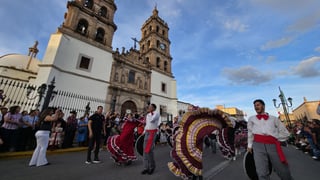 Durango se vistió de fiesta con el tradicional desfile de la XXI edición del Festival del Mariachi, su Charrería y Danza, que recorrió la avenida 20 de Noviembre y llenó de música, color y alegría el corazón de la ciudad.