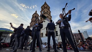 Durango se vistió de fiesta con el tradicional desfile de la XXI edición del Festival del Mariachi, su Charrería y Danza, que recorrió la avenida 20 de Noviembre y llenó de música, color y alegría el corazón de la ciudad.