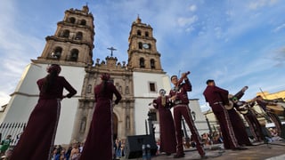 Durango se vistió de fiesta con el tradicional desfile de la XXI edición del Festival del Mariachi, su Charrería y Danza, que recorrió la avenida 20 de Noviembre y llenó de música, color y alegría el corazón de la ciudad.
