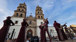 Durango se vistió de fiesta con el tradicional desfile de la XXI edición del Festival del Mariachi, su Charrería y Danza, que recorrió la avenida 20 de Noviembre y llenó de música, color y alegría el corazón de la ciudad.