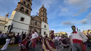 Durango se vistió de fiesta con el tradicional desfile de la XXI edición del Festival del Mariachi, su Charrería y Danza, que recorrió la avenida 20 de Noviembre y llenó de música, color y alegría el corazón de la ciudad.