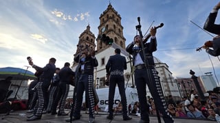 Durango se vistió de fiesta con el tradicional desfile de la XXI edición del Festival del Mariachi, su Charrería y Danza, que recorrió la avenida 20 de Noviembre y llenó de música, color y alegría el corazón de la ciudad.