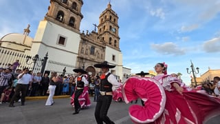Durango se vistió de fiesta con el tradicional desfile de la XXI edición del Festival del Mariachi, su Charrería y Danza, que recorrió la avenida 20 de Noviembre y llenó de música, color y alegría el corazón de la ciudad.