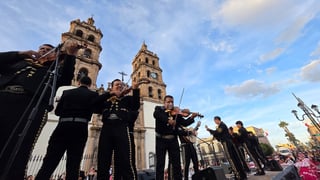 Durango se vistió de fiesta con el tradicional desfile de la XXI edición del Festival del Mariachi, su Charrería y Danza, que recorrió la avenida 20 de Noviembre y llenó de música, color y alegría el corazón de la ciudad.