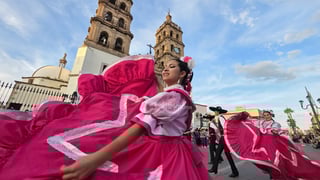 Durango se vistió de fiesta con el tradicional desfile de la XXI edición del Festival del Mariachi, su Charrería y Danza, que recorrió la avenida 20 de Noviembre y llenó de música, color y alegría el corazón de la ciudad.
