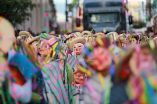 Durango se vistió de fiesta con el tradicional desfile de la XXI edición del Festival del Mariachi, su Charrería y Danza, que recorrió la avenida 20 de Noviembre y llenó de música, color y alegría el corazón de la ciudad.