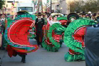 Durango se vistió de fiesta con el tradicional desfile de la XXI edición del Festival del Mariachi, su Charrería y Danza, que recorrió la avenida 20 de Noviembre y llenó de música, color y alegría el corazón de la ciudad.