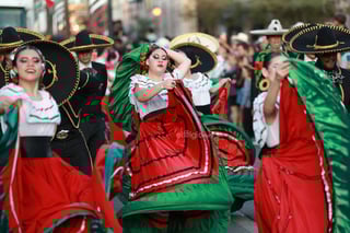 Durango se vistió de fiesta con el tradicional desfile de la XXI edición del Festival del Mariachi, su Charrería y Danza, que recorrió la avenida 20 de Noviembre y llenó de música, color y alegría el corazón de la ciudad.