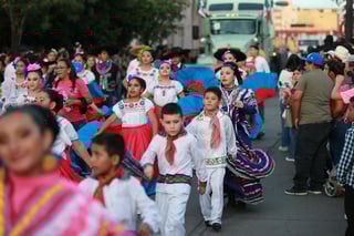 Durango se vistió de fiesta con el tradicional desfile de la XXI edición del Festival del Mariachi, su Charrería y Danza, que recorrió la avenida 20 de Noviembre y llenó de música, color y alegría el corazón de la ciudad.