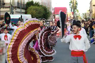 Durango se vistió de fiesta con el tradicional desfile de la XXI edición del Festival del Mariachi, su Charrería y Danza, que recorrió la avenida 20 de Noviembre y llenó de música, color y alegría el corazón de la ciudad.