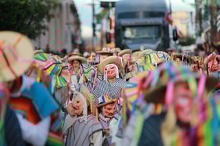 Durango se vistió de fiesta con el tradicional desfile de la XXI edición del Festival del Mariachi, su Charrería y Danza, que recorrió la avenida 20 de Noviembre y llenó de música, color y alegría el corazón de la ciudad.