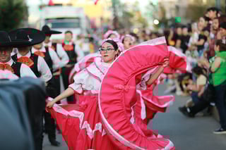 Durango se vistió de fiesta con el tradicional desfile de la XXI edición del Festival del Mariachi, su Charrería y Danza, que recorrió la avenida 20 de Noviembre y llenó de música, color y alegría el corazón de la ciudad.