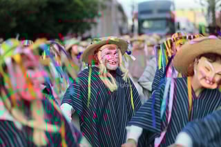 Durango se vistió de fiesta con el tradicional desfile de la XXI edición del Festival del Mariachi, su Charrería y Danza, que recorrió la avenida 20 de Noviembre y llenó de música, color y alegría el corazón de la ciudad.