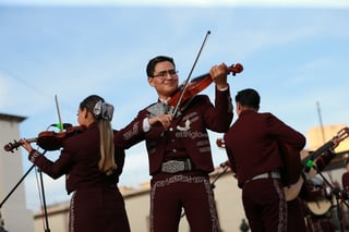 Durango se vistió de fiesta con el tradicional desfile de la XXI edición del Festival del Mariachi, su Charrería y Danza, que recorrió la avenida 20 de Noviembre y llenó de música, color y alegría el corazón de la ciudad.